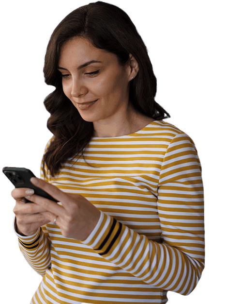 Dueña de negocio consultando su teléfono